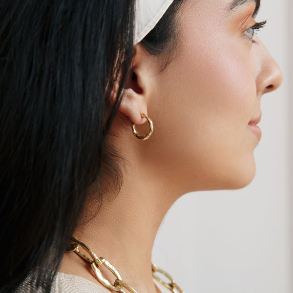 Em Huggies Side Profile on Model