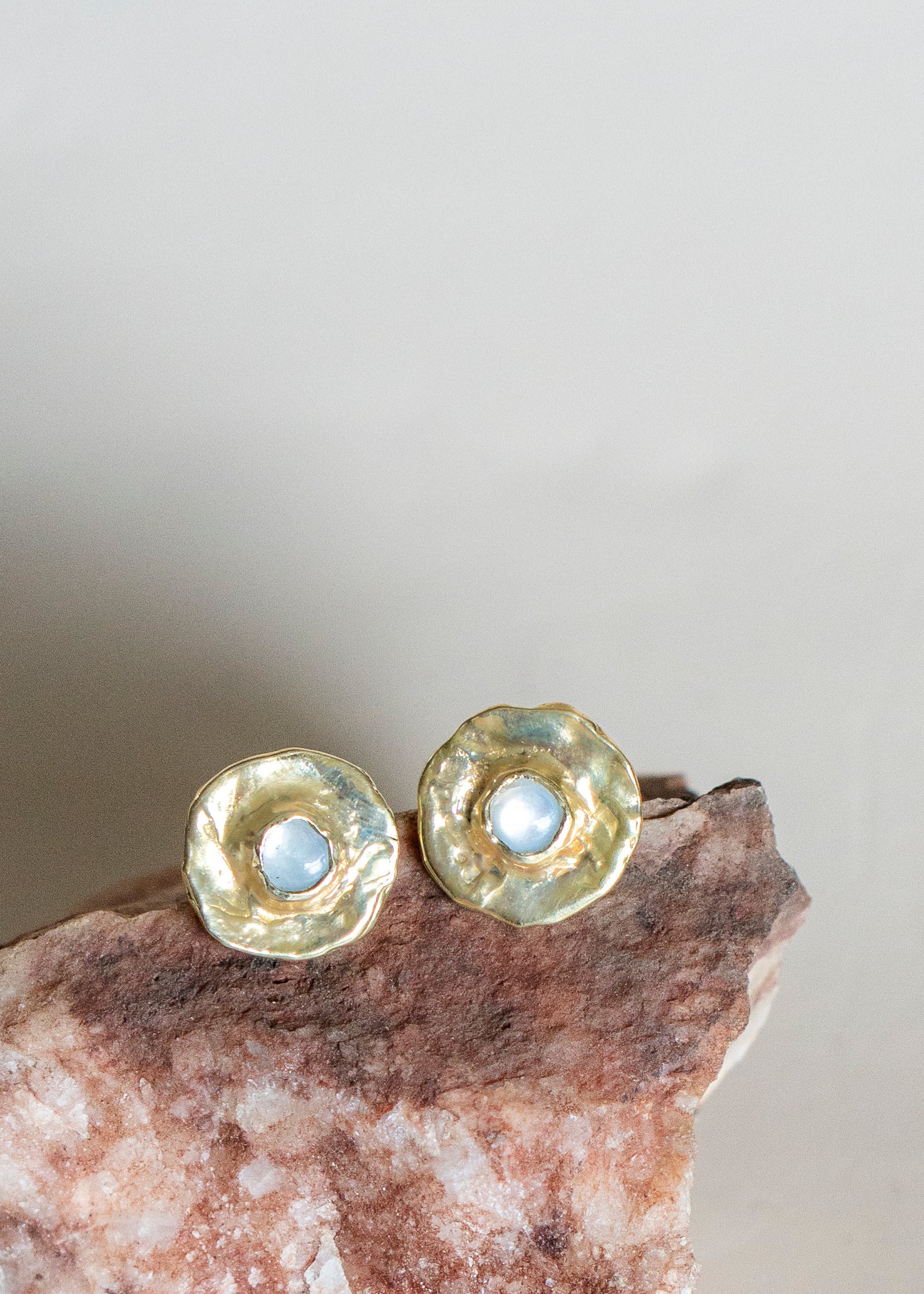 Ora Studs with Mother of Pearl in brass 
