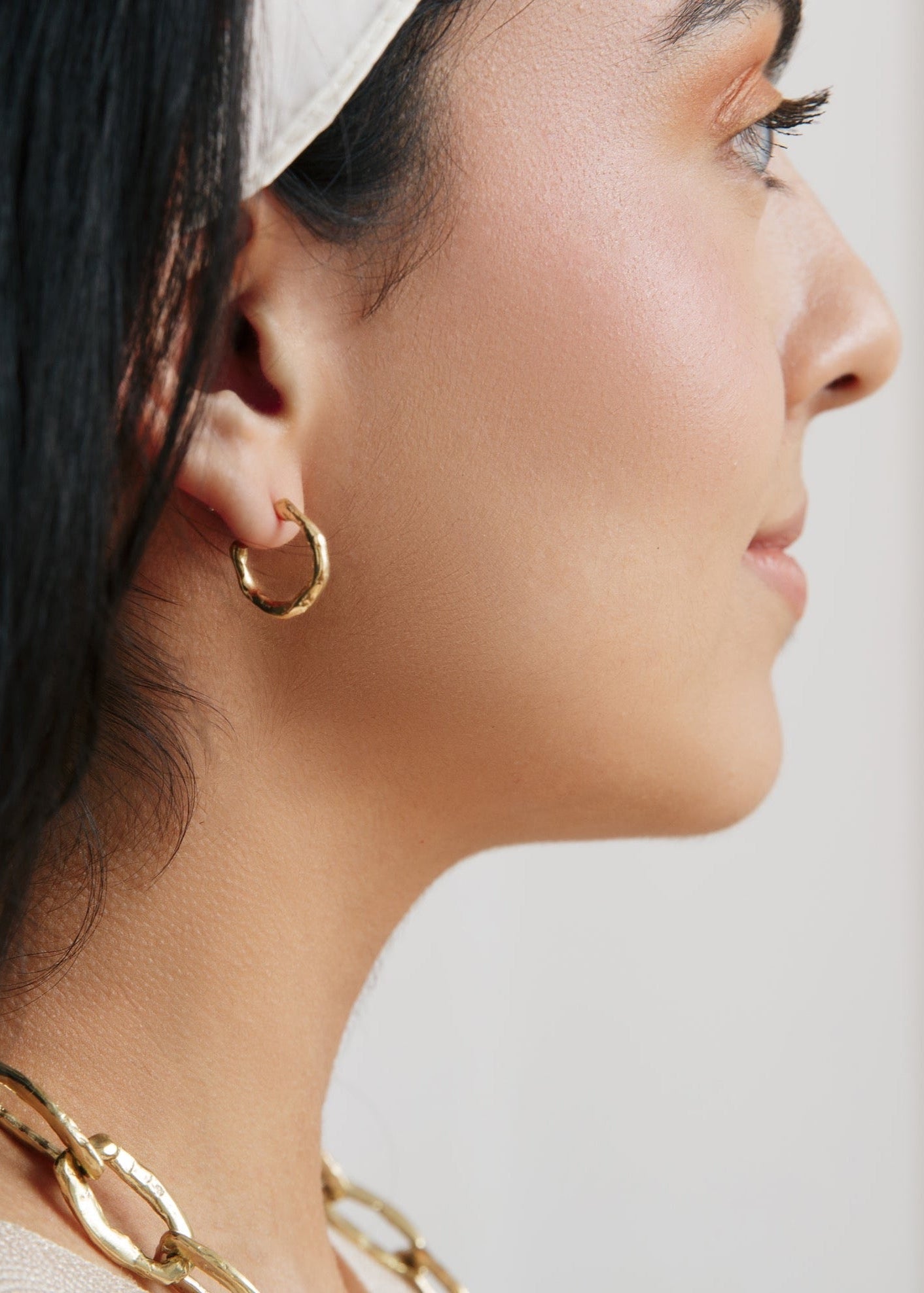 Em Huggies Side Profile on Model